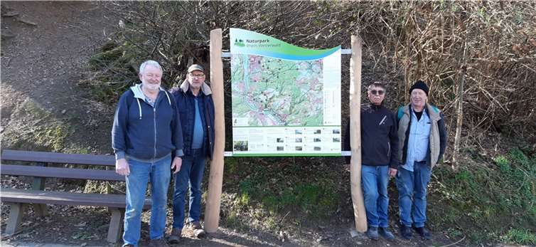 Zwei vom Naturpark Rhein-Westerwald beschaffte Wandertafeln wurden von der ehrenamtlichen Gruppe „Die Koppelaner“ auf dem Koppelplateau und am Wendehammer an der Vonsbach neu aufgestellt.  Foto: „Die Koppelaner“