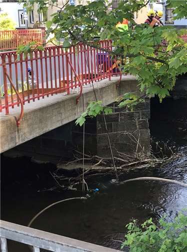 Zwei von vier Pumpen fördern bereits Wasser.