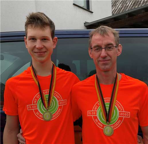 Zwei weitere Deutsche Meistertitel für (v.l.n.r) Simon Haible und Klaus Bischof von der Rudergesellschaft Treis- Karden, bei den Internationalen Deutschen Meisterschaften im Langstreckenrudern auf dem Ruderergometer in Starnberg.Foto: Privat