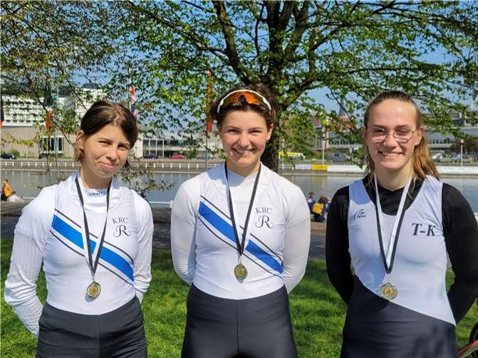 Zwei zweite Plätze errangen Felicitas Welter (Mitte) und Alena Roeser (r.) von der RG Treis-Karden, Schülerinnen des „KuBa“-Gymnasiums Münstermaifeld. Quelle: RG Treis-Karden