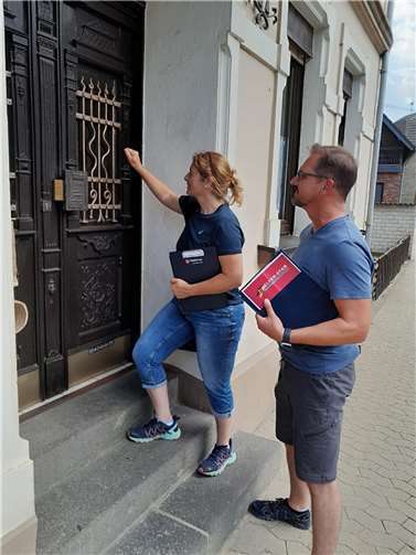 Zweierteams vom Helfer-Stab und Maltesern gehen von Haus zu Haus und bieten Unterstützung an.  Foto: privat