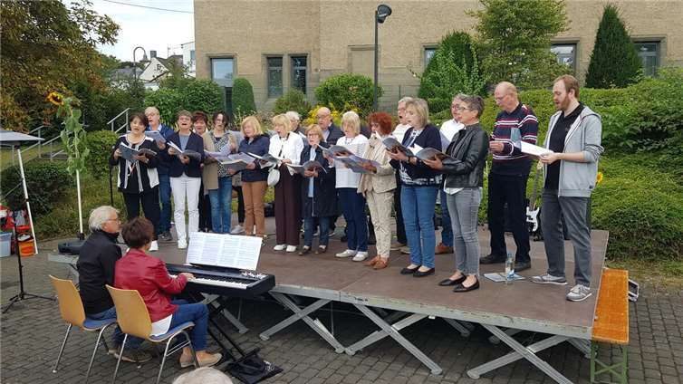 Zweifelsfrei einer der Höhepunkte des Sommerfestes: Der Auftritt des Chores Con Spirito unter der Leitung von Dr. Ute Mittelberg.  Foto: K. Hohn