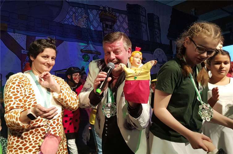 Zweifelsfrei war dies einer der emotionalsten Momente: PräsidentPeter Kirch verkündete, dass Stimmungsmacher Ralf Mohrnach 30 erfolgreichen Jahren seine Gesangskarriere beendet.