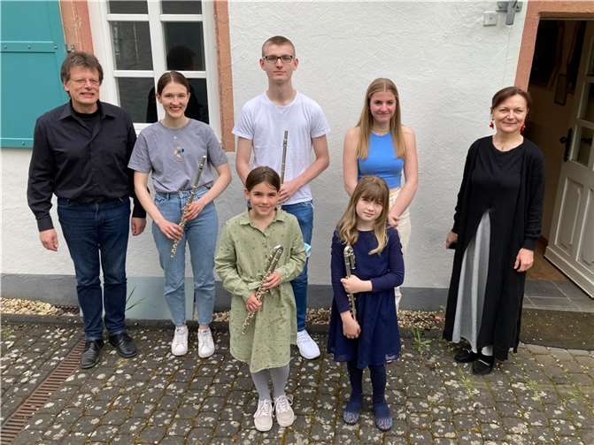 Zweigstellenleiterin Sylvia Mel-André mit Korrepetitor Harald Meyer sowie allen Teilnehmer/innen. Foto: KMS