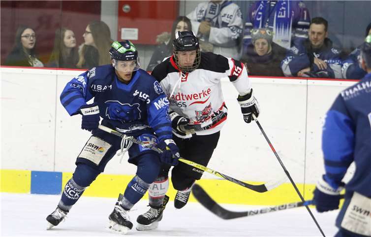 Zweikämpfe gegen Deion Müller wird es für Alexander Richter künftig nur noch im Training geben. Der 22-jährige Verteidiger (hier noch im Trikot des Neusser EV) ist der erste Neuzugang des EHC „Die Bären“ 2016.privat