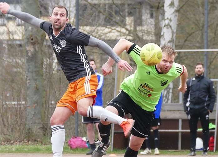 Zweikämpfe prägten das Spiel, hier zwischen Christopher Fetz von der SG Moseltal (links) und dem Niederwerther Spielführer Steven Gerstenberg.Foto: SG Moseltal