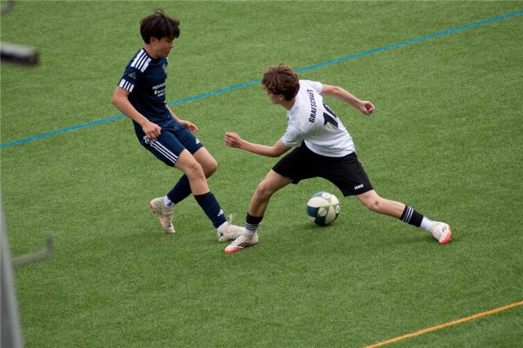 Zweikampf im Spiel JSG Löf - Grafschafter JSG