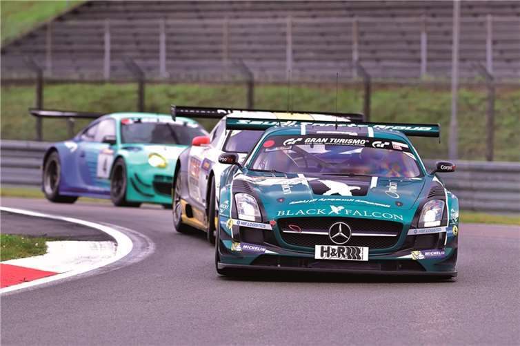 Zweikampf um die Führung zwischen den beiden Mercedes-Benz SLS AMG GT3 von Black Falcon (#2) und ROWE Racing. BURG