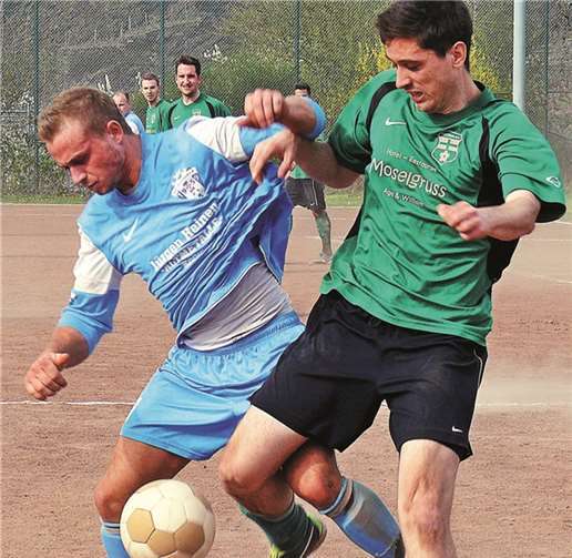 Zweikampf war Trumpf beim Spiel zwischen Dieblich und Moselland: (v. l) Florian Schunk (Moselland) und Thomas Andernach (Dieblich).Michael Wald