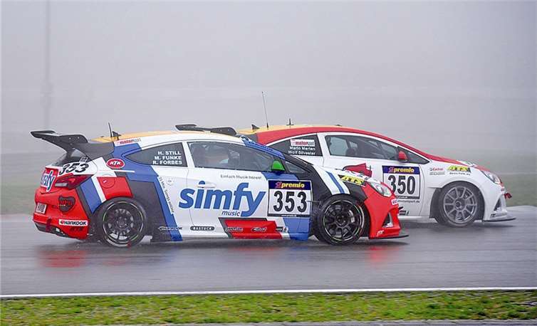 Zweikampf zwischen dem Opel Astra OPC Cup von RTR aus Adenau und dem Astra von Wolf Silvester und Mario Merten.