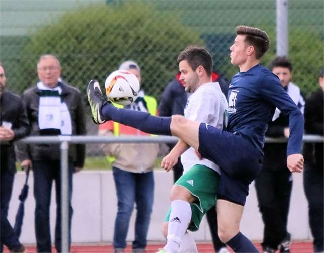Zweikampfstärke war gefragt im Kreispokalhalbfinale zwischen dem SV Spay und dem VfL Kesselheim (rechts).TH