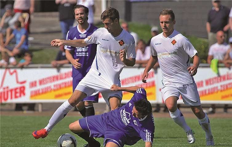 Zweikampfstärke war gefragt im Oberligaderby zwischen der SpVgg Wirges und der TuS Koblenz. TH