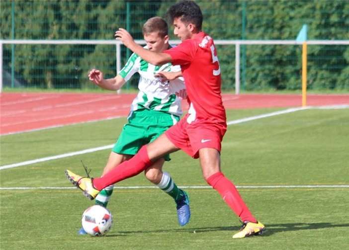 Zweikampfstärke, wie hier Yasin Emre Özkarsli im Duell beim SC Vallendar, ist gefragt., bei den Duellen der SpVgg Bendorf gegen die Sportfreunde Höhr-Grenzhausen. TH
