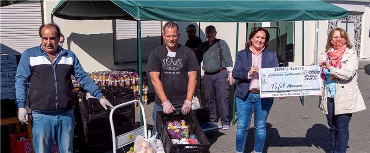 Zweimal 500, einmal 300 und noch einmal 500 Euro. Das Teilen wichtiger SWN-Beiträge auf Facebook brachte der Tafel bisher 1800 Euro. Darüber freuen Elisabeth Adrian, Leiterin der Tafel Neuwied, SWN-Geschäftsfeldleiterin Andrea Haupt und fleißige Helfer der Tafel (v.r.).Foto: SWN