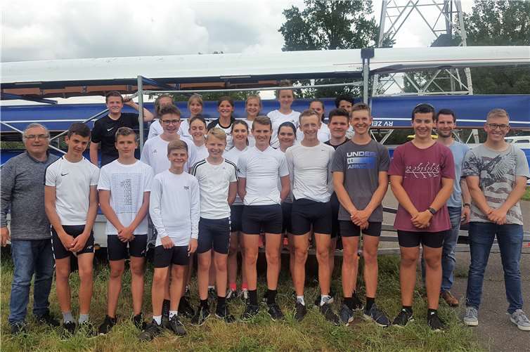 Zweimal Gold und zwei Mal Silber errangen die fünf Mannschaften des „KuBa“- Gymnasiums Münstermaifeld beim Landesentscheid der Schulen „Jugend trainiert für Olympia“ in Mainz. Betreut wurden die drei Schulboote im Mainzer Industriehafen vom Jugendtrainer Leon Spies (r.) und den Sportlehrern Timo Sesterhenn (2.v.r.) und Michael Hippert (l.).Foto: privat