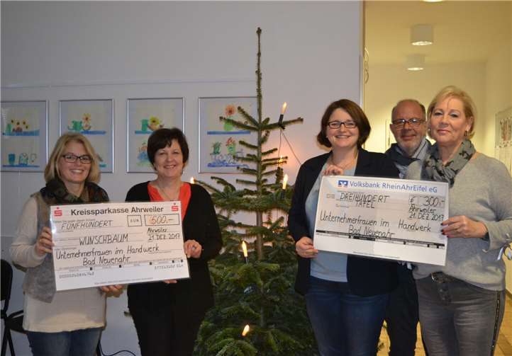 Zweimal eine gute Tat : (v.l.) Ursula Schmitten, Andrea Krämer, Christiane Böttcher, Ralf Eggert und Cornelia Adams.E.T. Müller