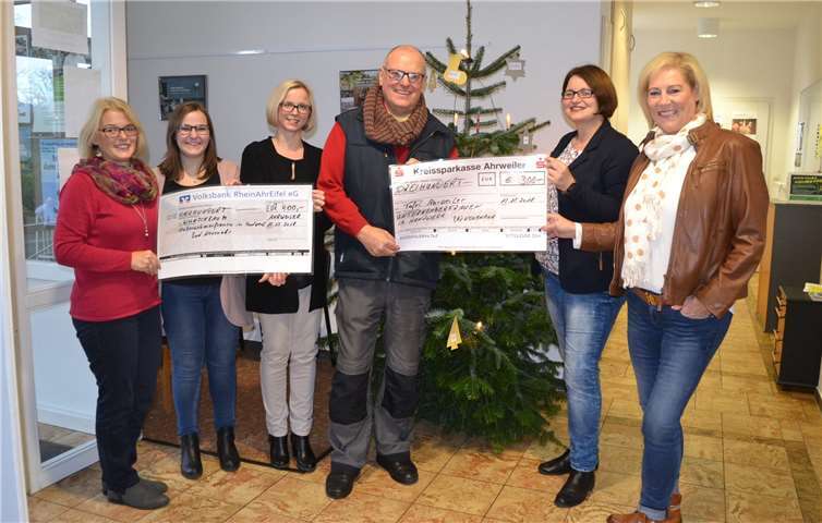 Zweimal eine gute Tat von den „Unternehmerfrauen im Handwerk des Kreises Ahrweiler“ (UFH). (Von links) Ursula Schmitten, Katja Hecker, Janine Röber, Helmut Hösel, Christiane Böttcher und Cornelia Adams bei der Spendenübergabe in Ahrweiler. E. T. Müller