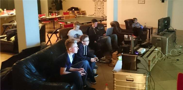 Zweimal im Jahr organisiert die Rheinbacher Jungengruppe „Live on Stage“ von Abenteuer-Pur e.V. eine Powernacht. Gemeinsam mit viel Spiel und Spaß die Nacht zu verbringen, stärkt das Gemeinschaftsgefühl.privat