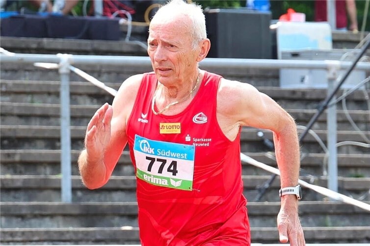 Zweimal konnte Friedhelm Adorf -LG Rhein-Wied/ASG Altenkirchen- seine DM Titel aus 2025 über 200 und 400 m von Gotha verteidigen. Im 100 m Sprint reichten 15,80 Sekunden für Platz 2!