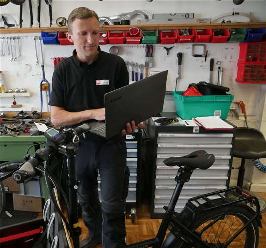 Zweiradmechanikermeister Steven Wackermann leitet die Caritas-Fahrradwerkstatt in Koblenz-Metternich.