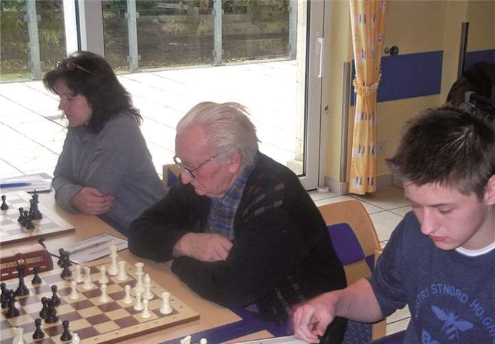 Zweite Mannschaft: Marco Bell, Andreas Klein und Beata Dedenbach (v.r.) punkten.