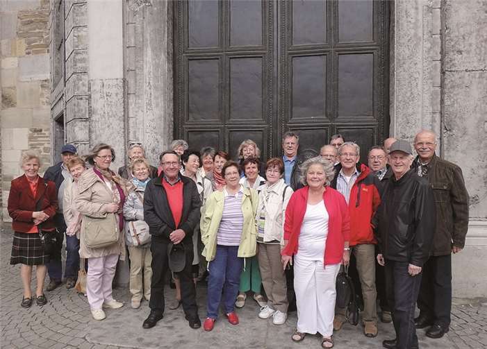 „Zweite Plöck“ aus Heimersheim vor dem Aachener Dom.  Manfred Kolling