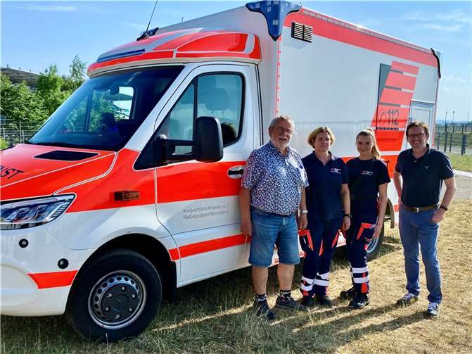 Zweiter Rettungswagen für Adenauer Land: Kreistagsmitglieder Udo Stratmann und Michael Korden aus der VG Adenau - hier mit Jessica Kopp und Anna Geier vom DRK-Kreisverband Ahrweiler - freuen sich, dass die CDU-Initiative bereits zum 01. Juni umgesetzt werden konnte. Foto: privat