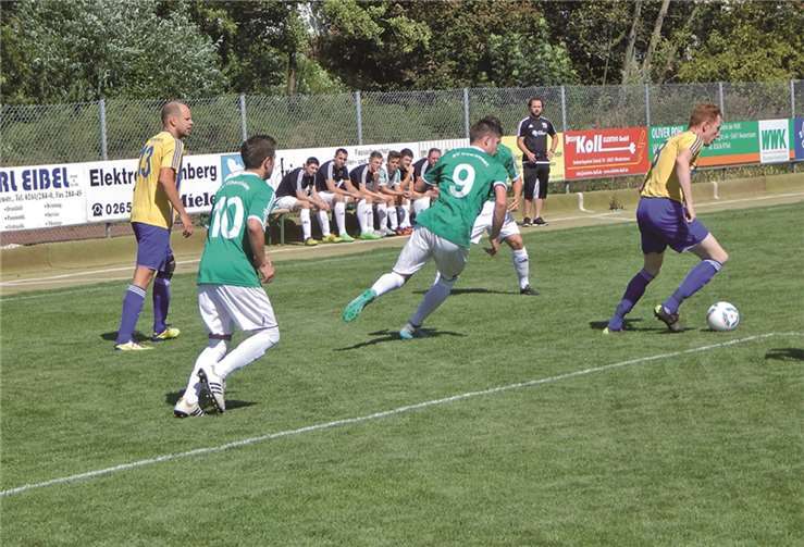 Zweiter Spieltag in der Kreisliga B/Ahr zwischen dem SV Oberzissen (grün-weiß) und der DJK Müllenbach (gelb-blau).privat