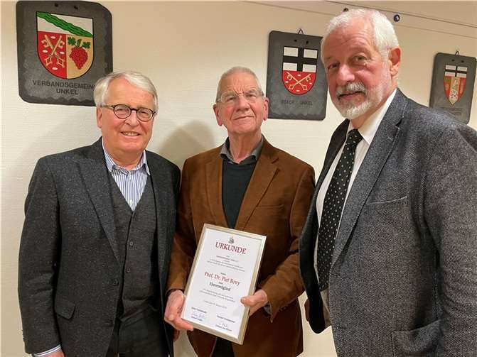 Zweiter Vorsitzender, Clemens von Weichs (links), Professor Dr. Ing. Piet-Hein Lodewijk Bovy und Erster Vorsitzender des GVU, Werner Geißler, (rechts).  Foto: Gabi Baermann