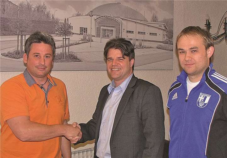 Zweiter Vorsitzender Jörg Jülich (links) und Geschäftsführer Patrick Ruckhaber (rechts) bei der Verpflichtung des neuen SV-Trainers Raph Seul (Mitte).Privat