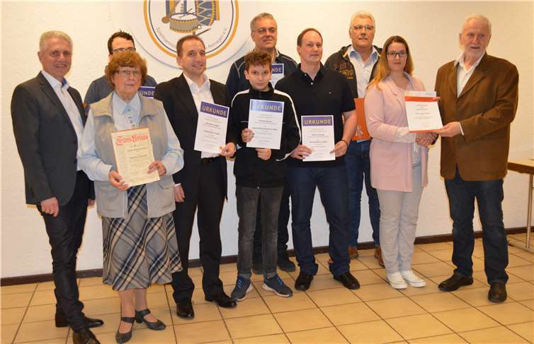 Zweiter Vorsitzender Peter Burghardt (l.) und erster Vorsitzender Adi Görres (r.), hier mit Sandra Görres (2.v.l.) ehrten die Mitglieder des Spielmannszuges Rheinklänge. Foto: -AB-