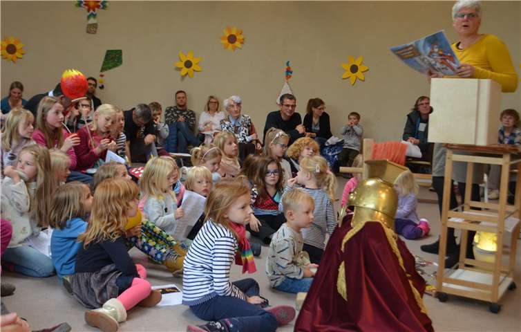 Zweites Martinssingen sorgt für regen Zulauf. Abwechslungsreiches Programm stimmt über 100 TeilnehmerInnen ein. Privat