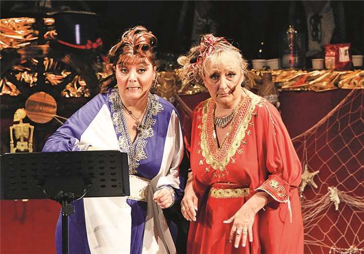 Zwerchfellerschütterndes Gelächter lösten Martha und Lizbeth alias Uschi Schmitz und Anja Jochem mit ihrem herausragenden „Homebanking Song“ aus.