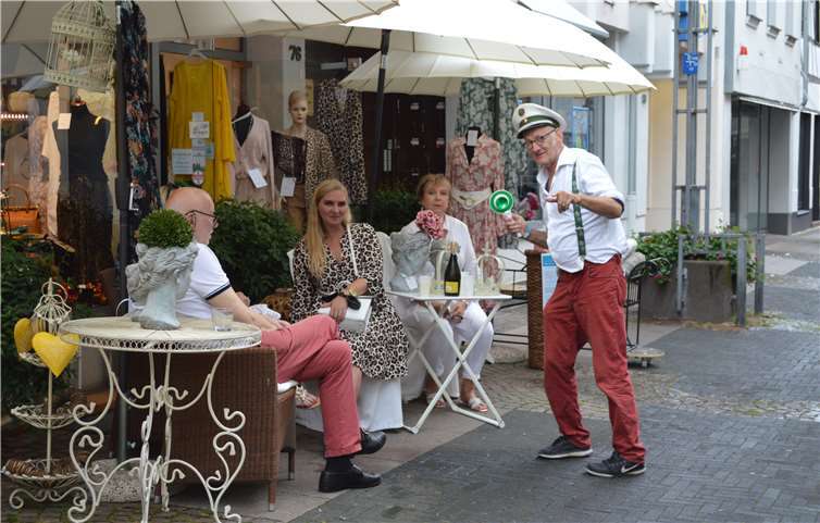 Zwille Zimmermann erfreute als lustiger Polizist die Einkäufer in der Innenstadt und die Gäste an der Rheinpromenade. Fotos: -AB-