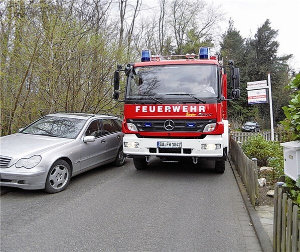 Zwischen Auto und Zaun bleibt kaum Platz.Gemeinde Wachtberg