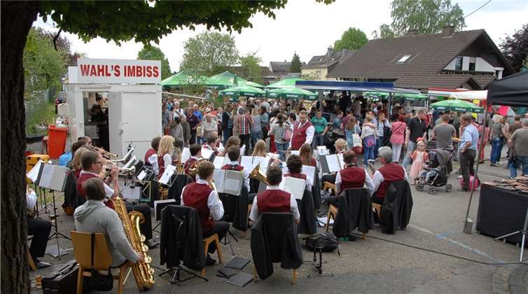 Zwischen Bürgerhaus und Schlemmermeile hatte das Blasorchester Maischeid-Stebach Stellung bezogen für sein Platzkonzert. KER