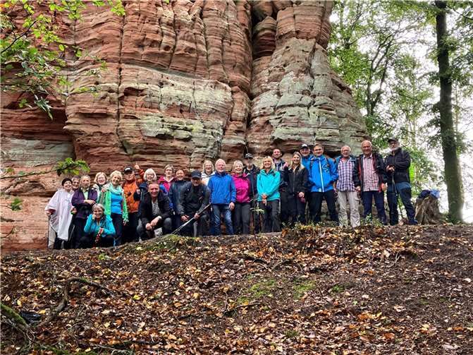 Zwischen Buntsandstein und Pfälzer Spezialitäten: Die Wandergruppe des TuS Pommern. Quelle: TuS Pommern