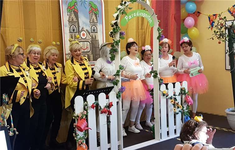 Zwischen Elfen und Bienen hatte Petrus im Paradiesgarten so gut wie keine Chance. Foto: privat