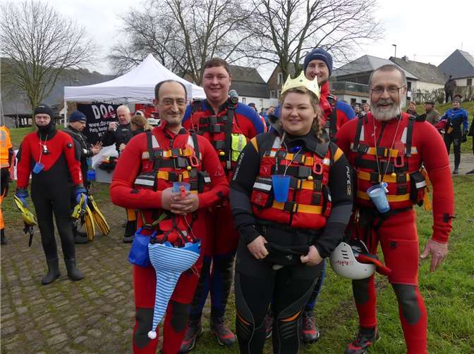 Zwischen Ernst und Cochem wurde in diesem Jahr das 32. Neujahrsschwimmen der DRK-Wasserwacht ausgetragen. 