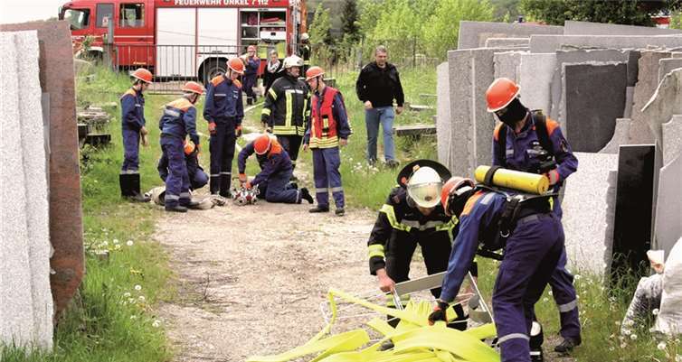 Zwischen Granit und Marmor verlegte die Jugendfeuerwehr die Schläuche zur Brandbekämpfung. Foto: DL