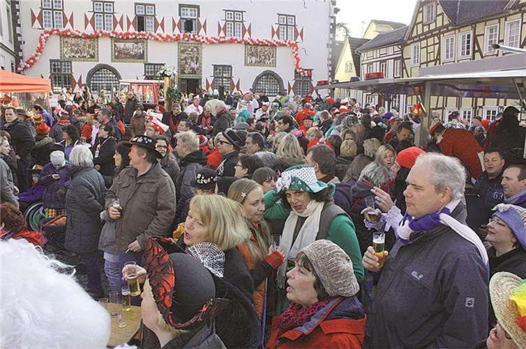 Zwischen Mariensäule und Rathaus knubbelten sich beim Jubiläums-Biwak Tausende Besucher. -DL-