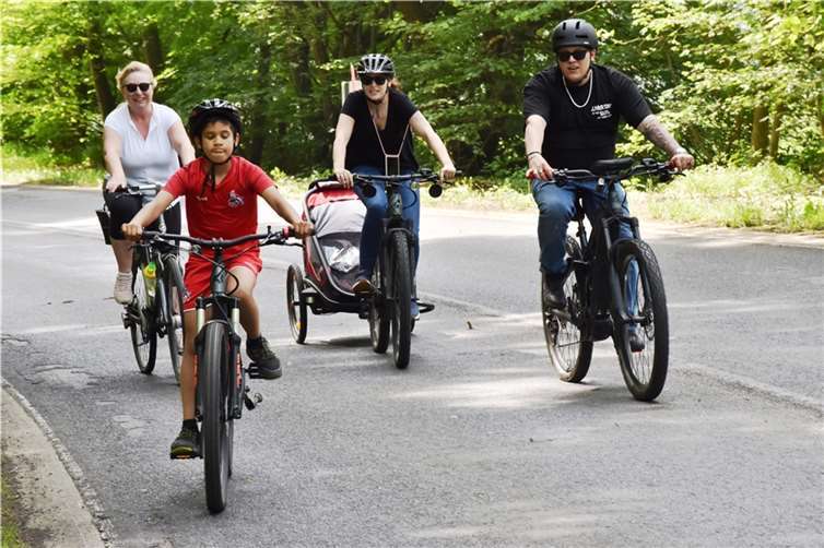 Abgespecktes Event begeisterte Tausende  Zwischen Niederbreitbach und Hausenmussten die Radfahrer eine kleine Steigung überwinden.