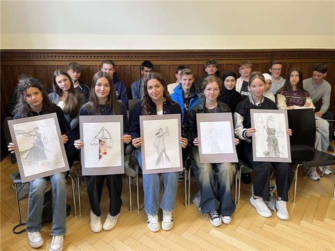 Zwischen Paragraphen und Pinselstrichen: Schüler zeigen ihre Sicht auf Gerechtigkeit