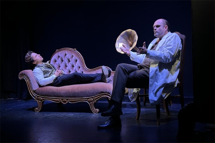 Zwischen Realität, Erinnerung und Wahn gerät der berühmte Meisterdetektiv in „Sherlock Holmes und die Frau“ selbst in ein rätselhaftes Spiel um seine Erinnerungen.