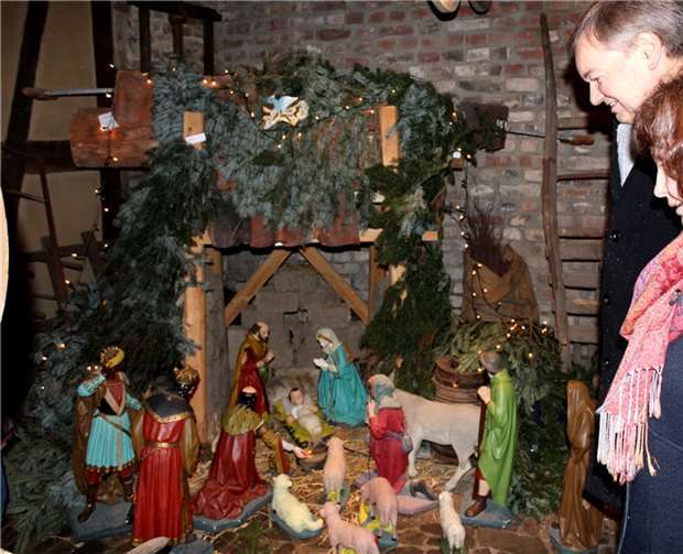 Zwischen Schürreskarr und anderen hölzernen Feldgerätschaften konnte am Sonntagnachmittag die alten Rheinbreitbacher Krippe bestaunt werden.