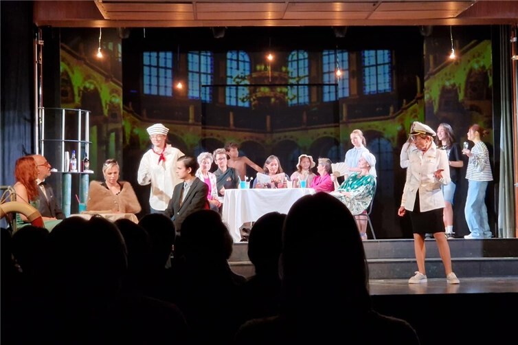 Zwischen Spa und Speed-Dating entwickelt sich ein verzwickter Fall für die unerschrockenen Omas. Foto: Volker Becker