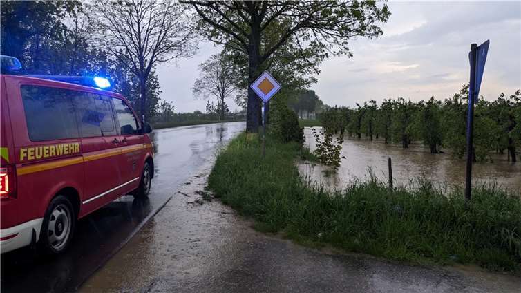 Zwischen Wormersdorf und Altendorf-Ersdorf trat das Wasser aus den angrenzenden Feldern auf die L 471.