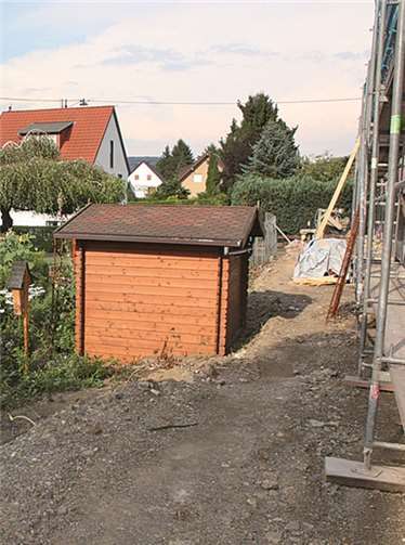 Zwischen dem neuen Gebäude und den Gärten verbleibt nur ein schmaler Streifen.