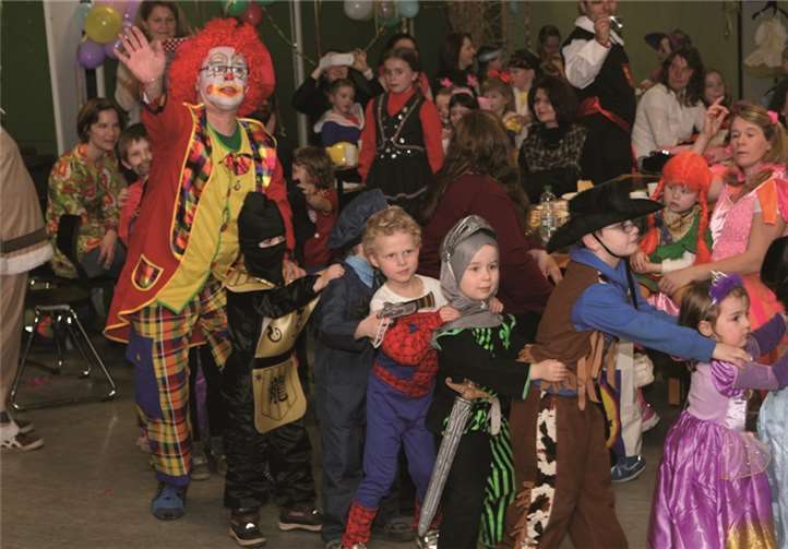 Zwischen den Auftritten sorgten die Clowns Coco und Charlie immer wieder Kurzweil.