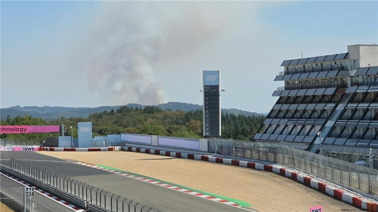 Zwischen den Dörfern Langenfeld und Langenscheid wütet derzeit ein Waldbrand.
